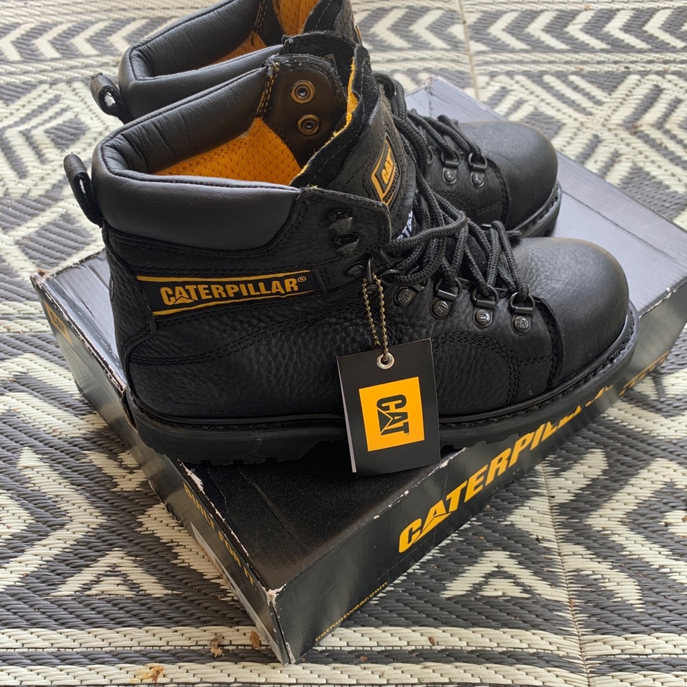 Mens caterpillar steel toe work boots. New with tags. Never worn. Mens 7.5.